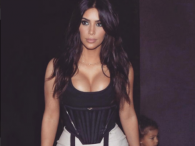 Kim Kardashian w legginsach i krótkim topie